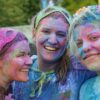 Groupe d’amies souriantes couvertes de couleurs après la fête Holi en Inde